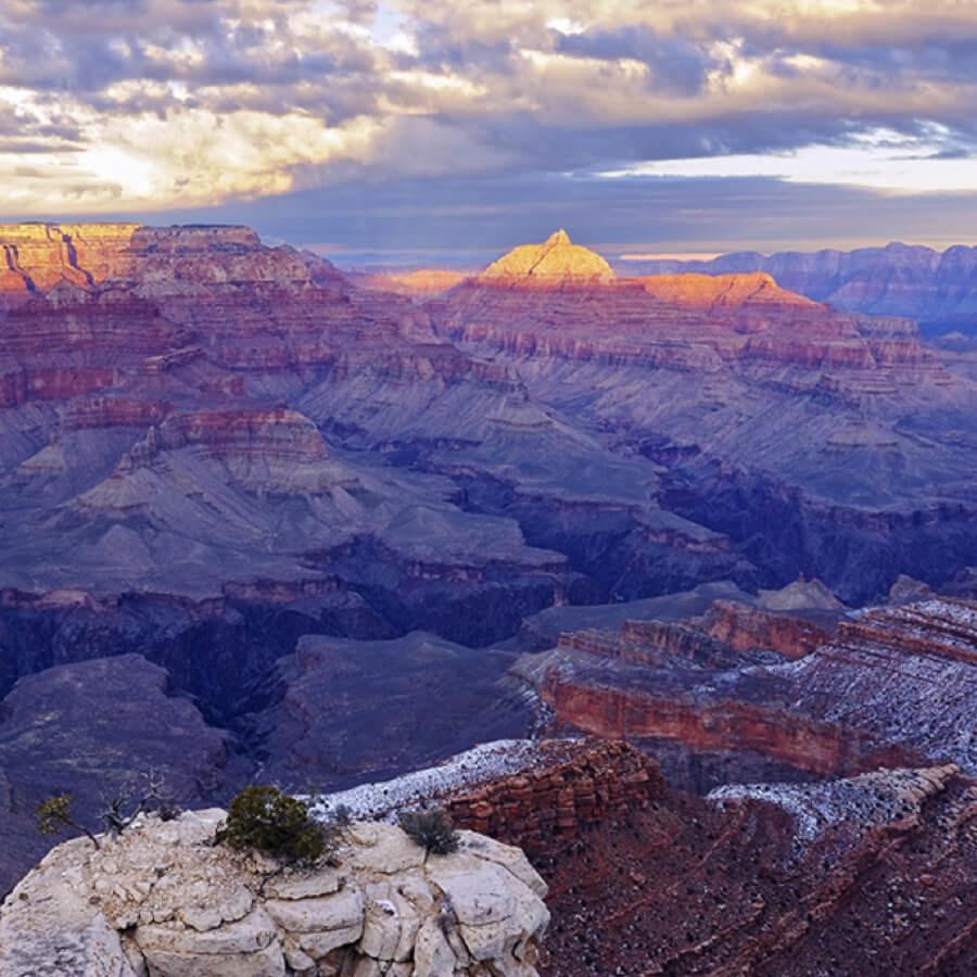 Dramatic vista of the 168飞艇全国统一开奖记录体彩开奖结果预测号码历史查询 with rock layers purple and pink and lit gold on top